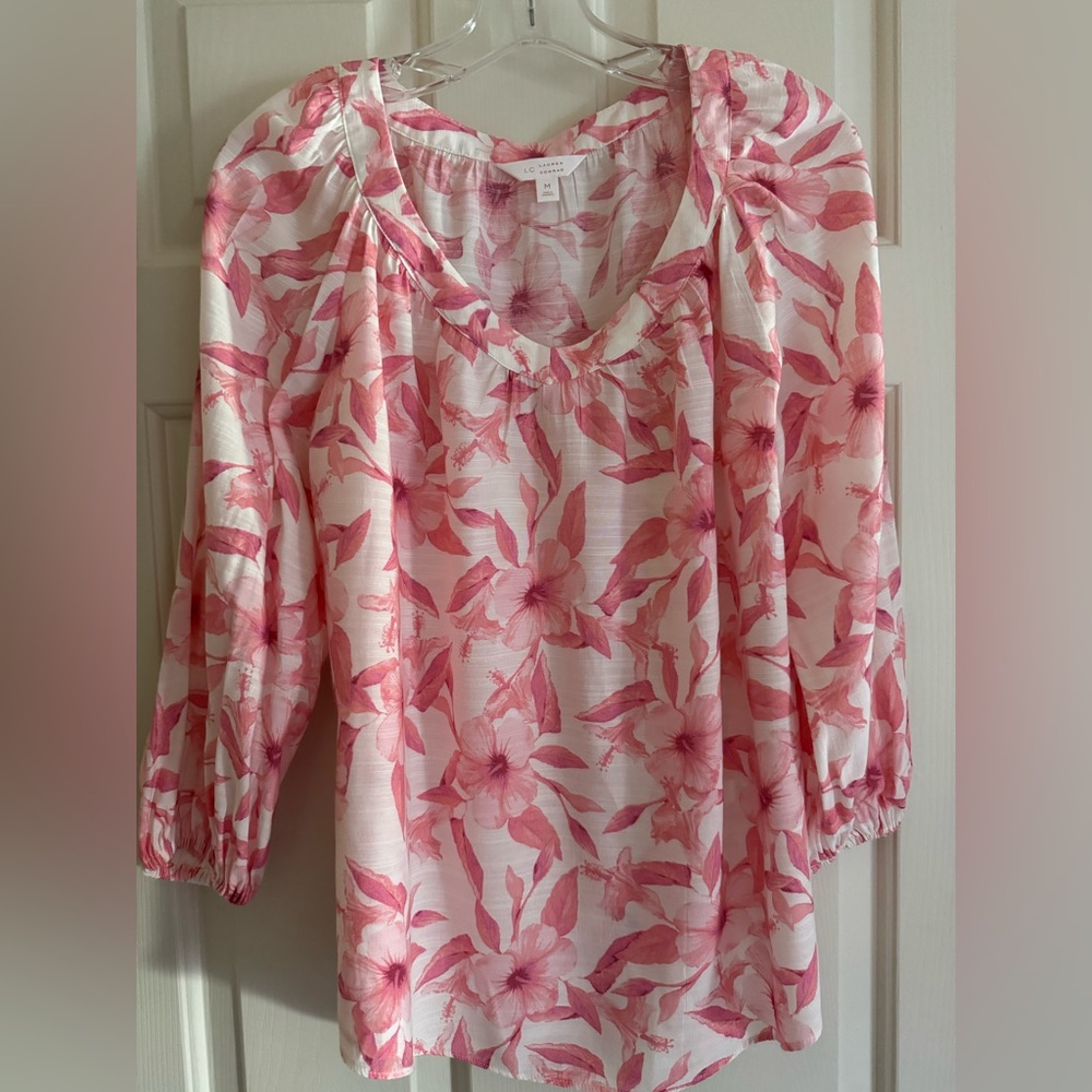 LC Lauren Conrad Pink/White Floral V-Neck Top. Size Medium. Really Pretty! 🌸🩷🌸